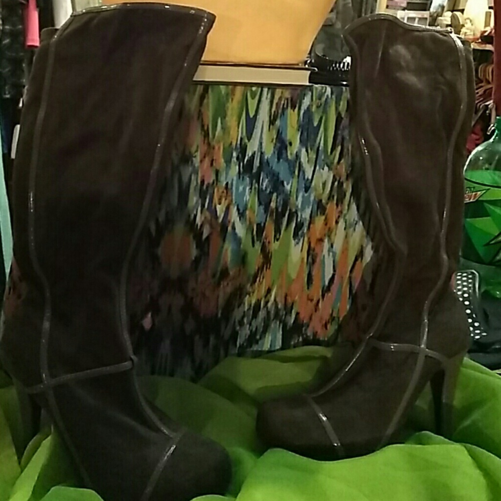 Brown woman's boots sz 8
